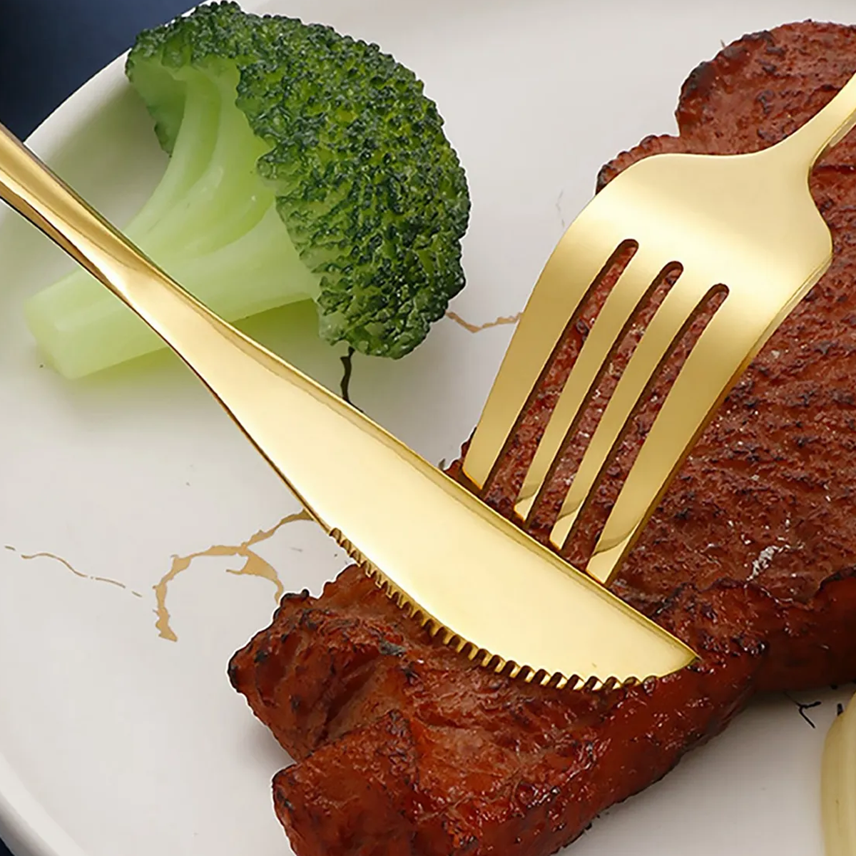 Juego de Cubiertos Dorados de Acero 24K Inoxidable – 24 Piezas con Caja de Lujo