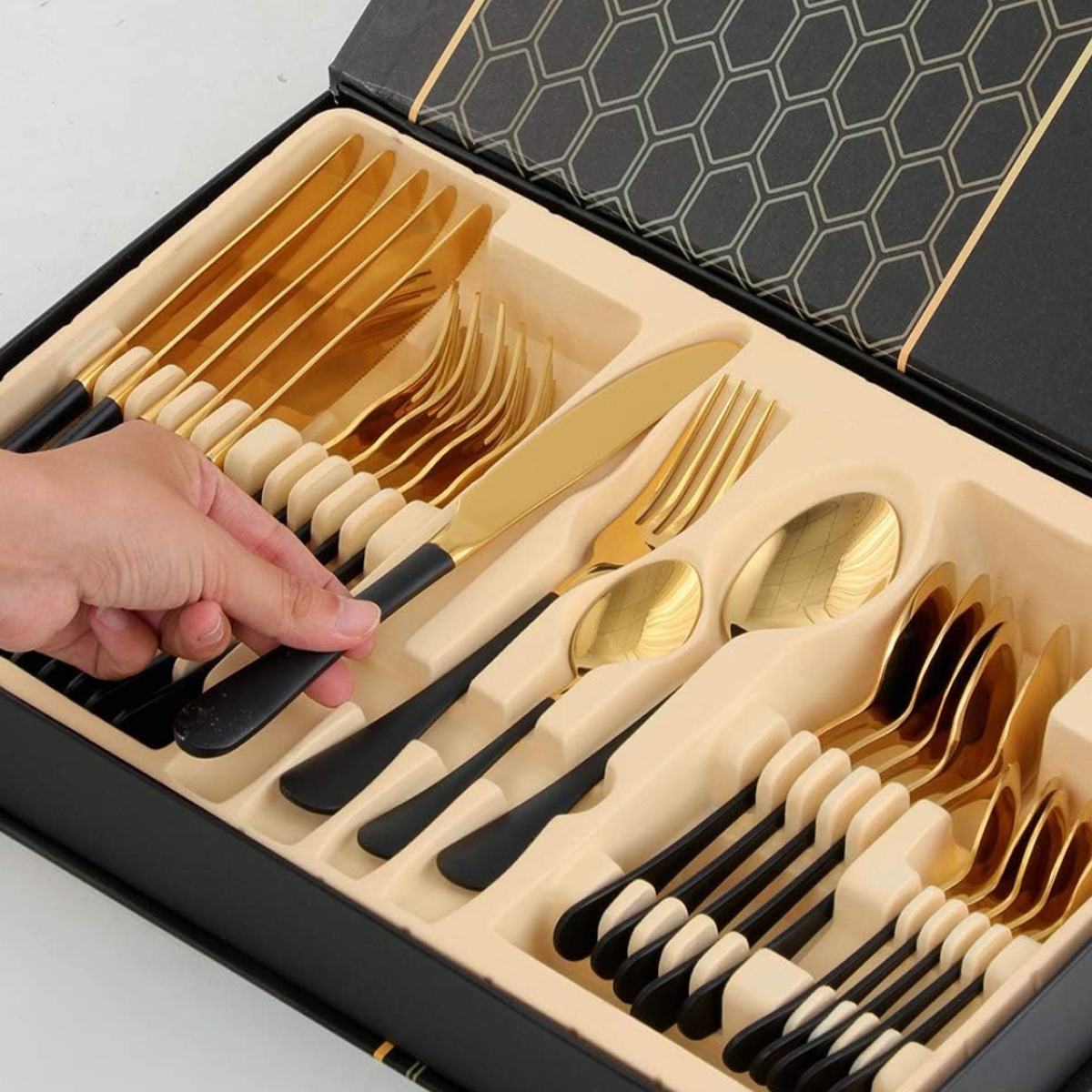 Juego de Cubiertos Dorados de Acero 24K Inoxidable – 24 Piezas con Caja de Lujo
